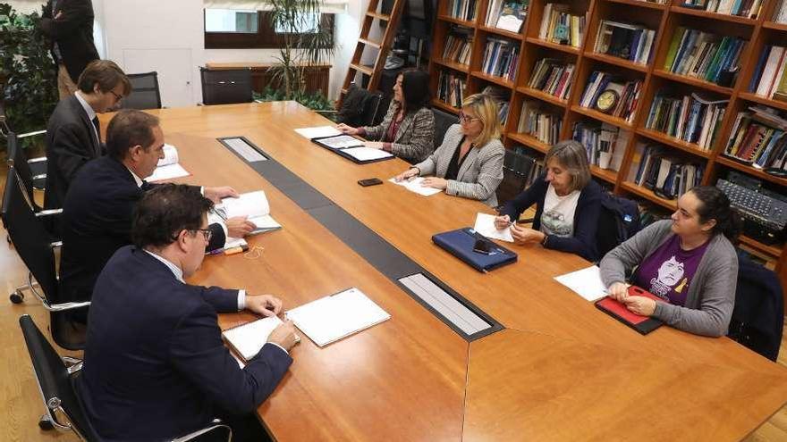 Martínez, en el centro a la izquierda, y representantes sindicales, ayer. // Xoán Álvarez