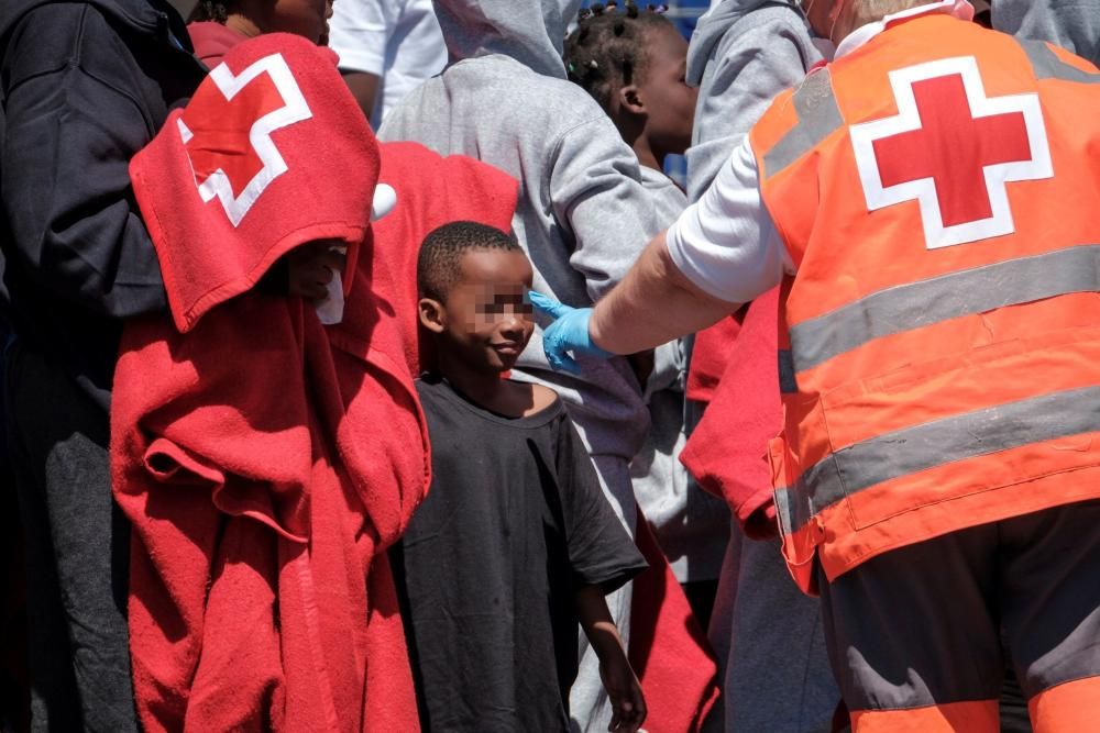 Salvamento Marítimo rescata en Gran Canaria a 31 personas en una patera, entre ellos tres niños