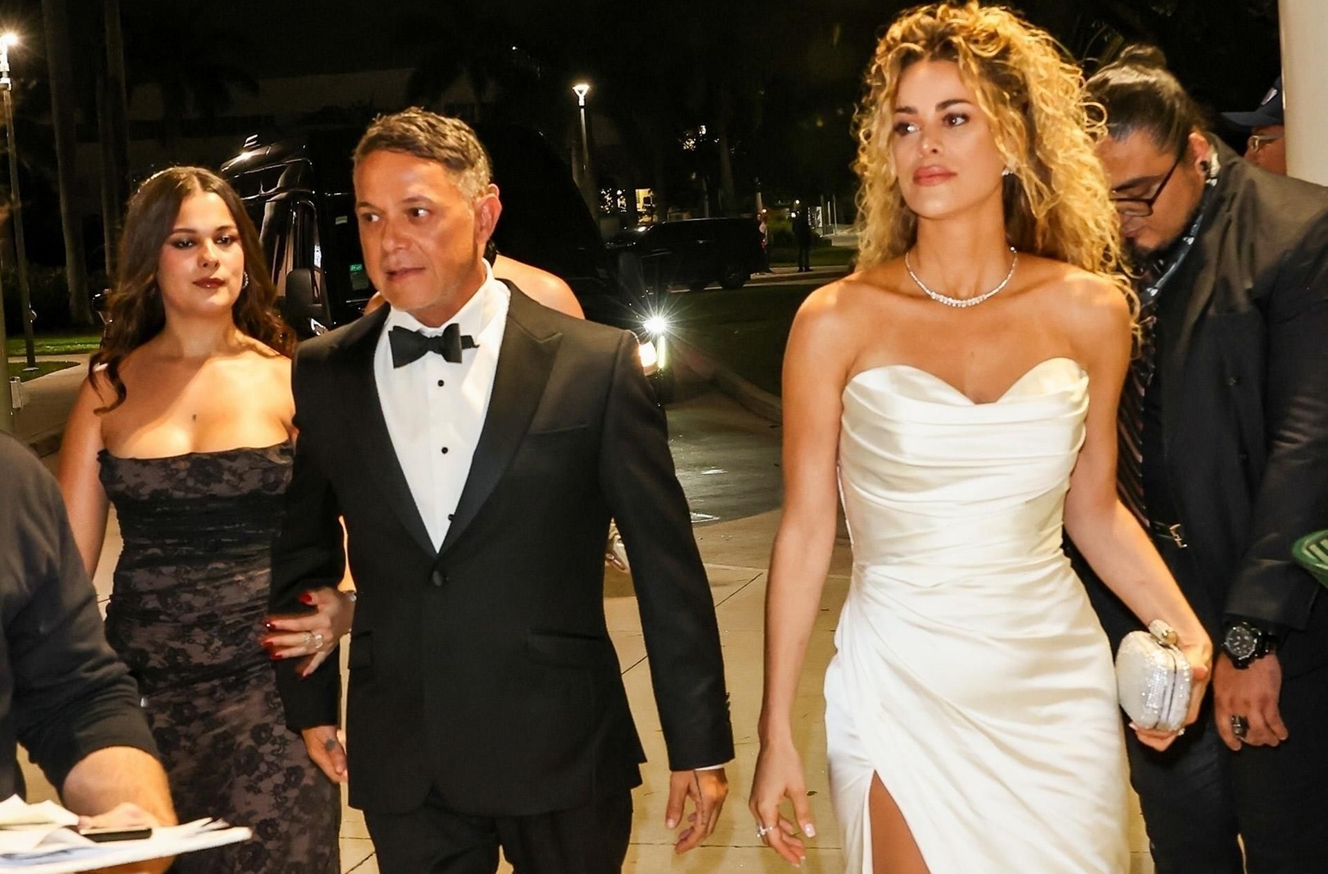 CANDELA MÁRQUEZ ALEJANDRO SANZ | Alejandro Sanz y Candela Márquez debutan  como pareja en su primera alfombra roja