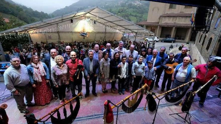 Los participantes en el homenaje al cantante José Antonio González, &quot;Cantu la Vara&quot;.