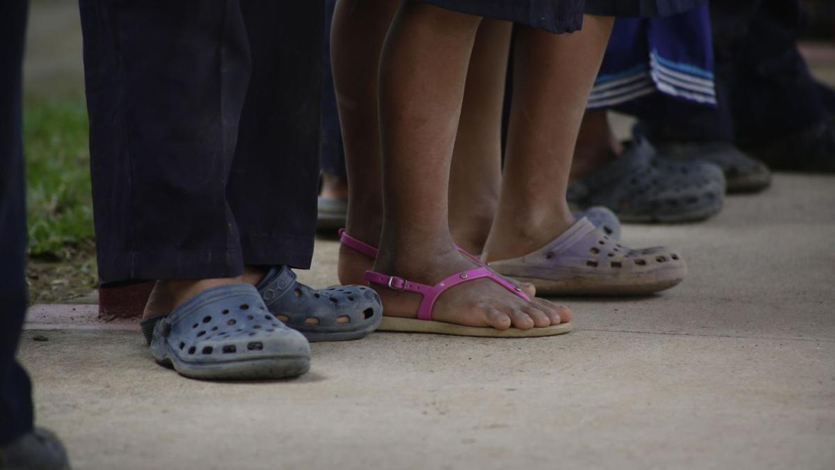 La pandemia ha tenido consecuencias para la infancia en materia de violencia doméstica, brecha digital, sanitaria y alimentaria. | EFE / CARLOS LEMOS