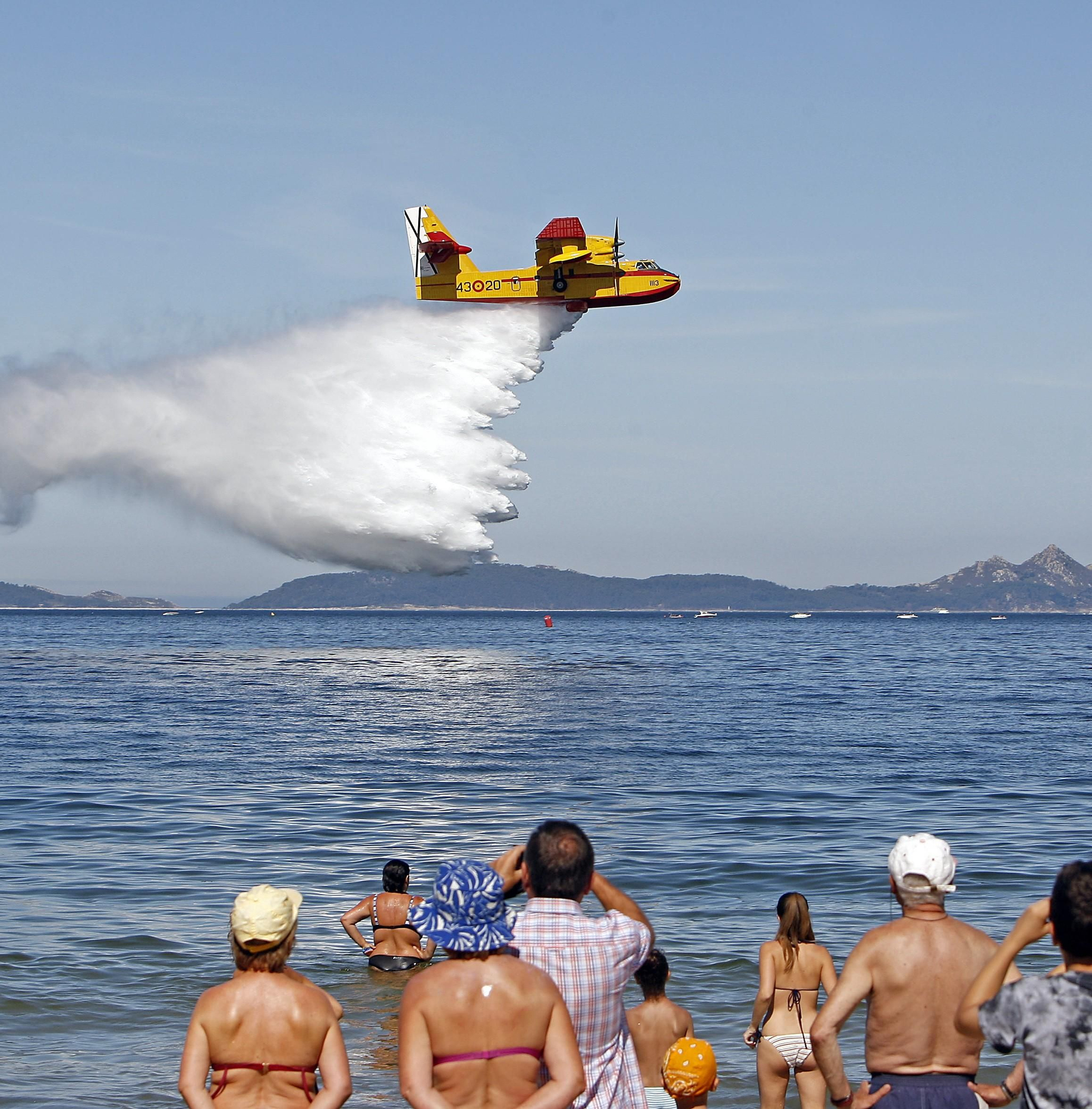 Un avion anfibio Canadair durante la edición de 2011