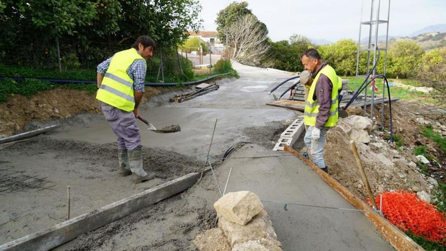 Dos obreros trabajan en un camino de Coín.