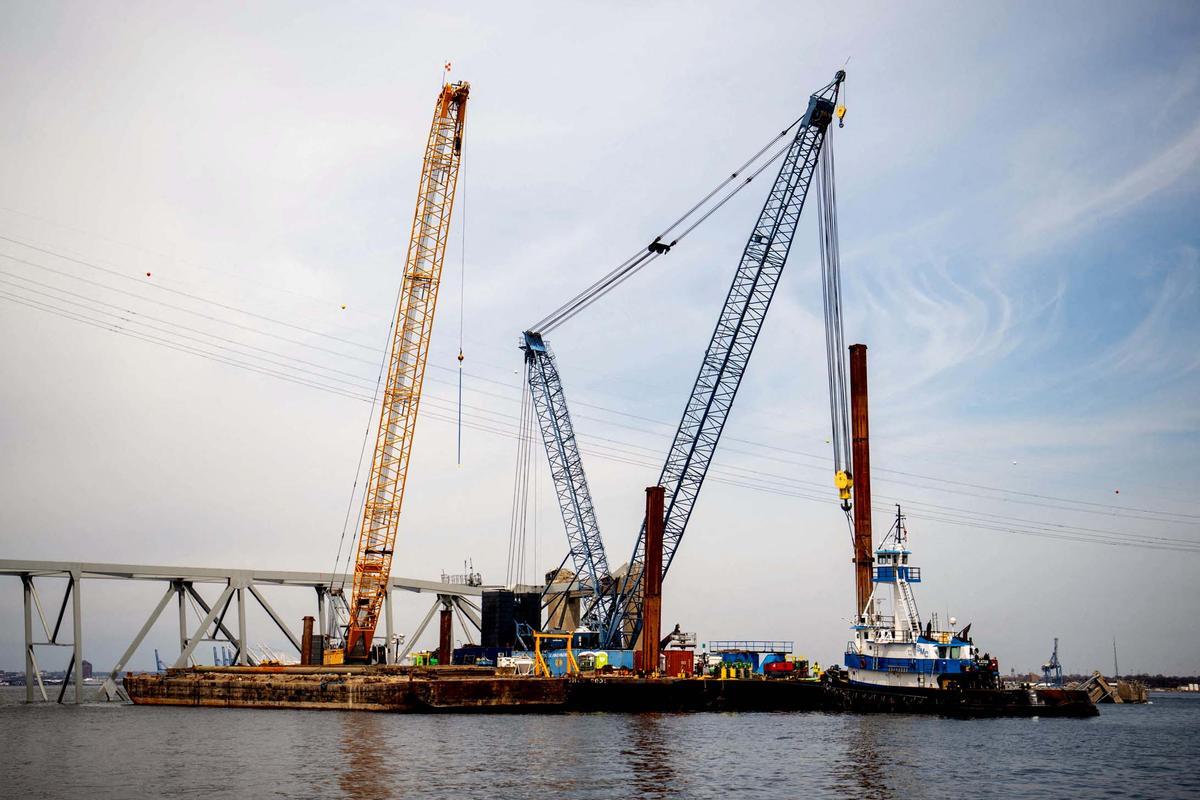 Equipos especializados de demolición empiezan cortando la parte superior del lado norte del puente Francis Scott Key.