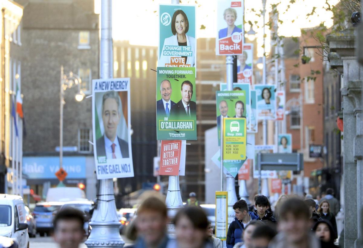 Carteles electorales en el centro de Dublín de los candidatos de las elecciones generales de Irlanda, que se celebran este viernes.