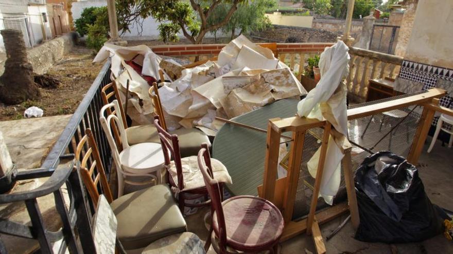 Los okupas llegaron a sacar a la terraza del maset de Vila-real enseres varios, como somieres, colchones y otro mobiliario.