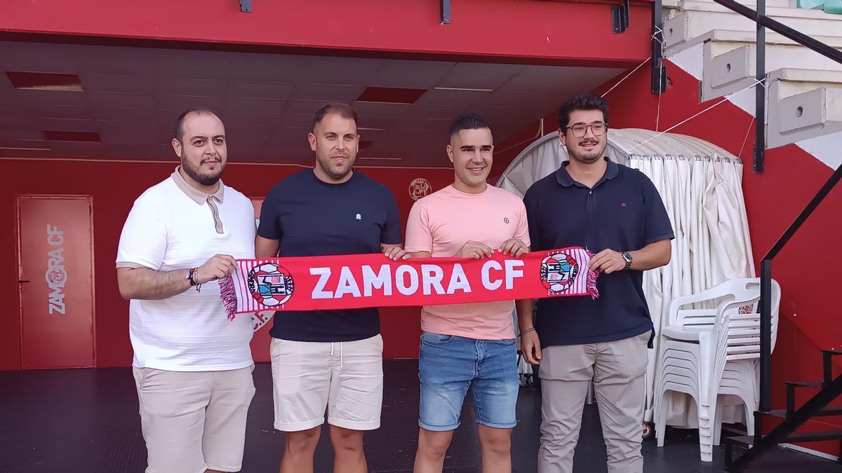 Chaquetín y Oji, en el centro, posan junto a Manibardo y Rayo en su presentación como entrenadores de cantera del Zamora CF.