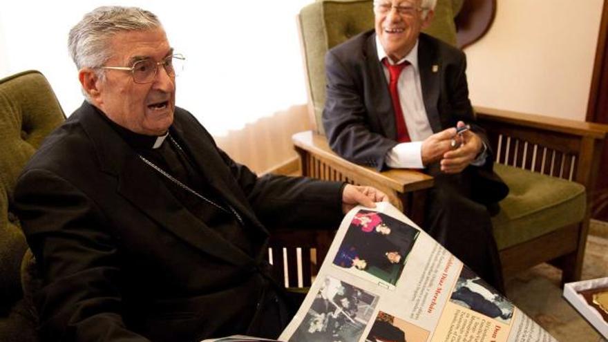 El arzobispo emérito Gabino Díaz Merchán y el padre Ángel, ayer, en la Casa Sacerdotal.