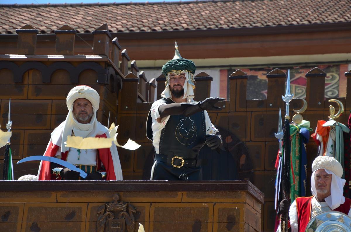 Moros y Cristianos de Petrer 2024: la Embajada de la cruz recupera la villa