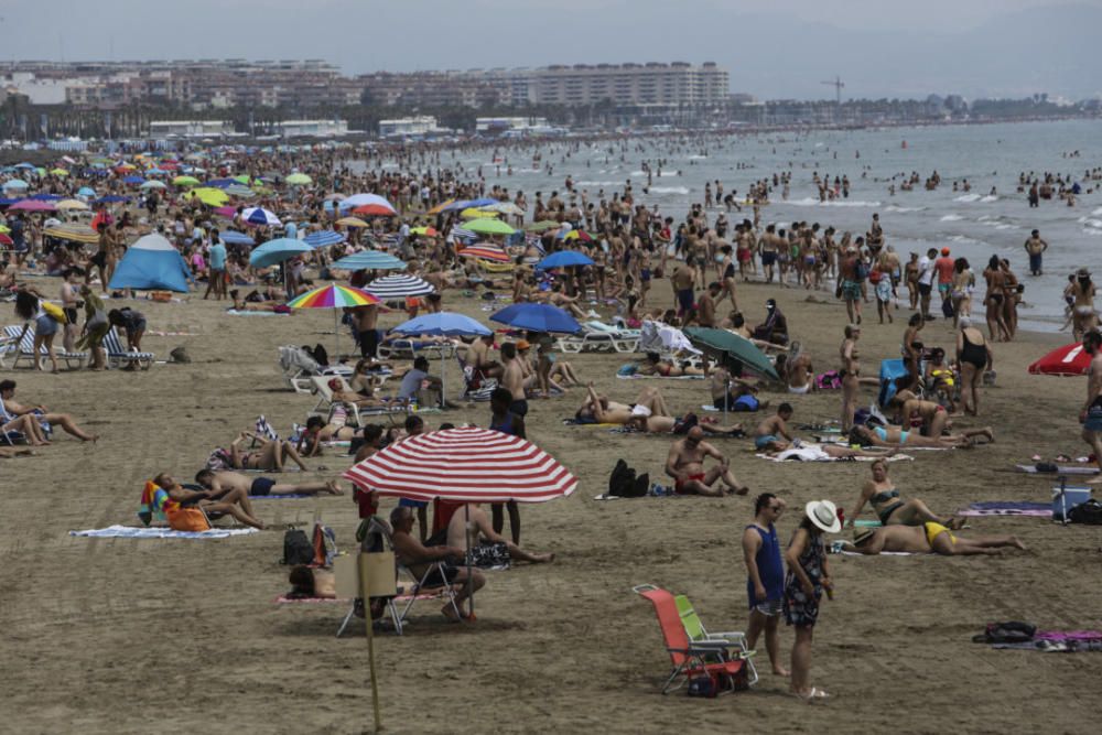 Las playas de València se llenan el primer fin de semana del verano