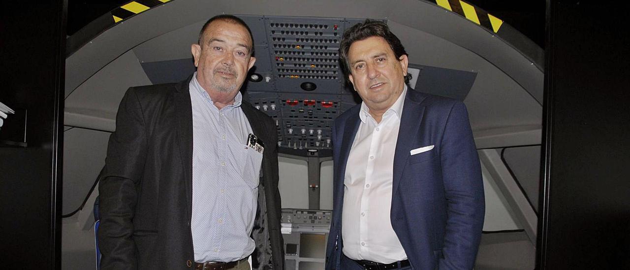 Los hermanos Parejo, fotografiados en el simulador del Airbus A300 presente en el centro de formación. | MIQUEL BOSCH