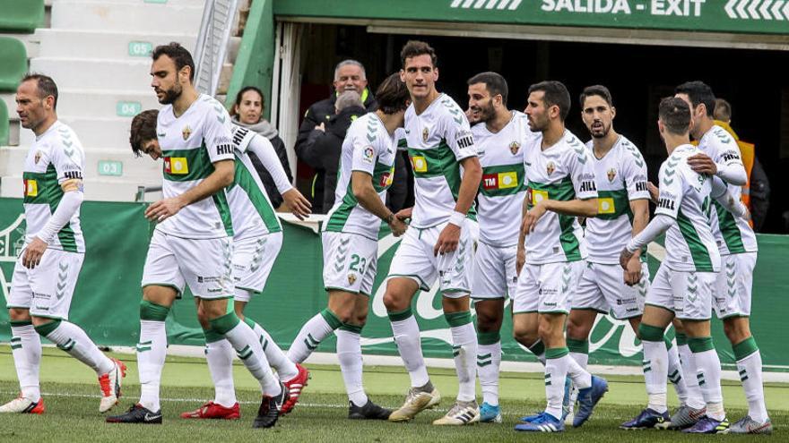 Los jugadores del Elche celebran el gol al Alcorcón