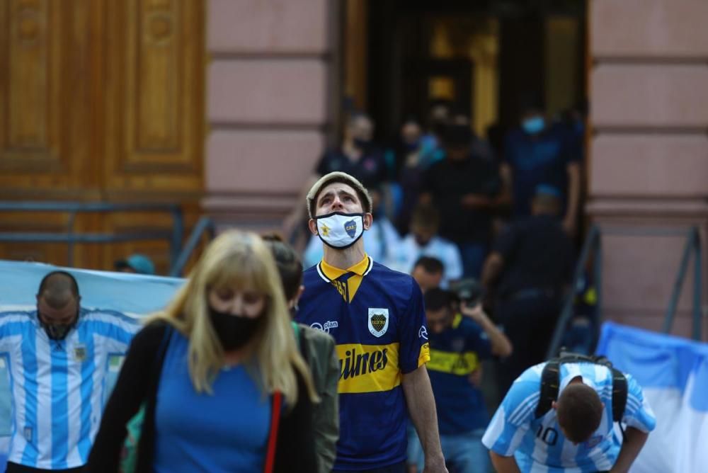 Argentina plora a Maradona en una vetlla multitudinària