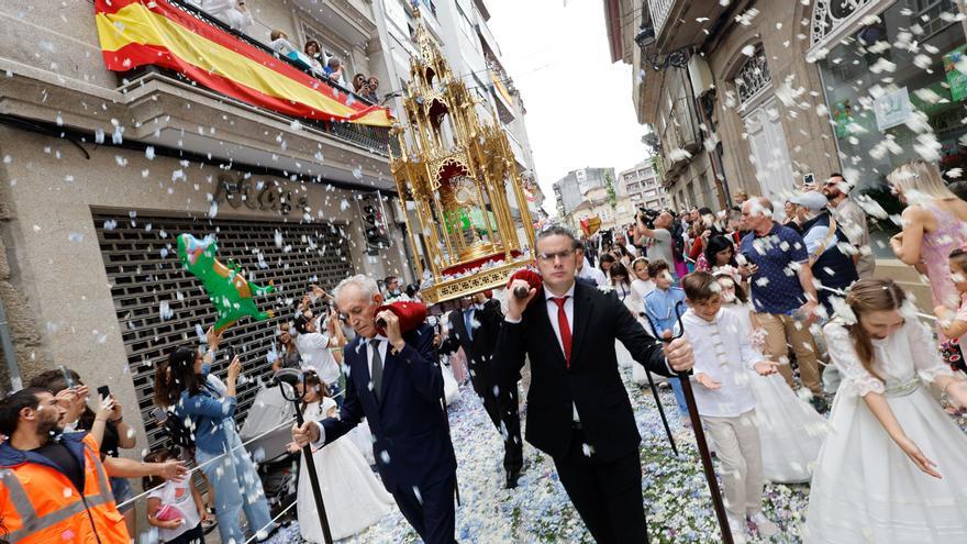 Los alfombristas de Ponteareas deslumbran con su arte floral en la Fiesta del Corpus Christi