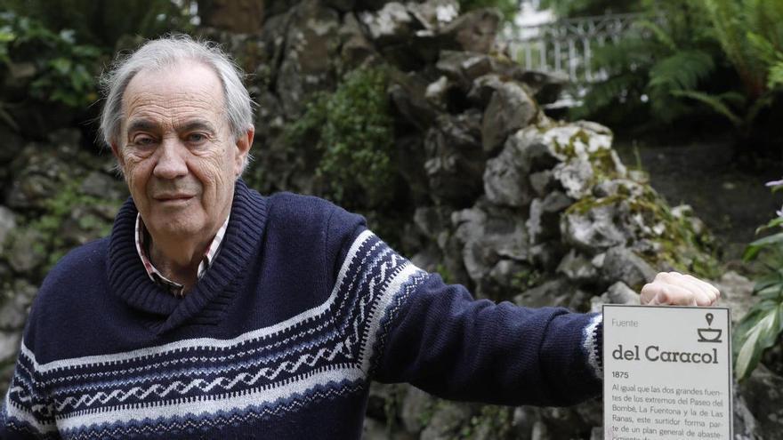 Manuel Herrero Montoto, médico, escritor y viajero: &quot;Nací con una vuelta de cordón  y la comadrona me salvó la vida poniéndome  al calorín de  una menestra&quot;