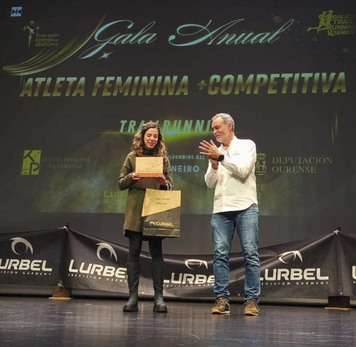 Tamara García recibe el galardón de mejor ‘trail runner’.