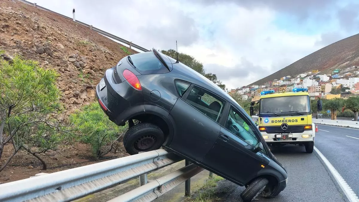 Accidente en la salida de la GC-2 a Santa María de Guía: el coche se queda encima de la valla