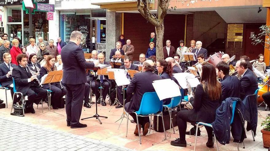 La Banda de Langreo pone música a la fiesta de Huevos Pintos