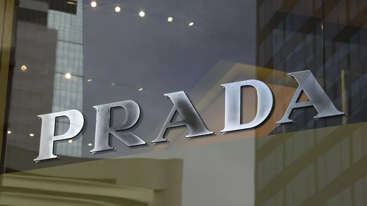 Prada compra Versace por 1.250 millones de euros