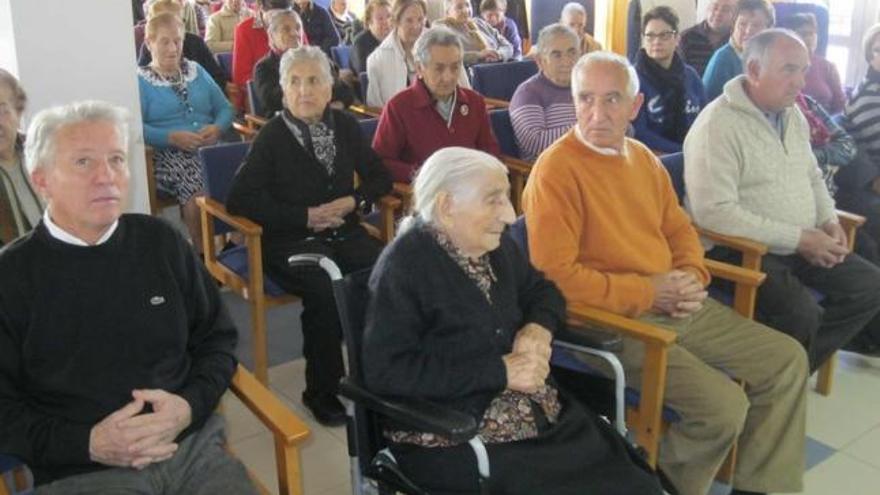 Vicenta Prieto Santos, en el centro, junto a familiares y vecinos en el homenaje celebrado en Santibáñez de Tera.