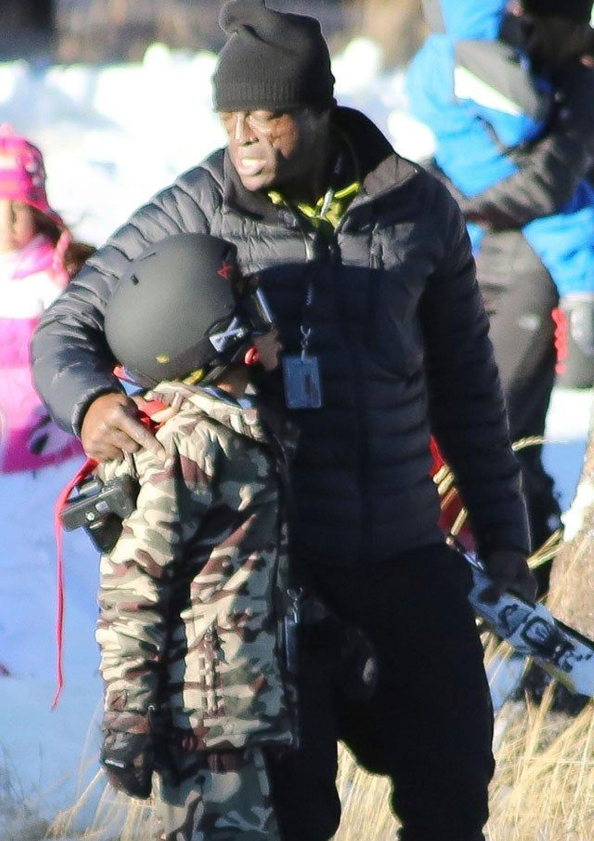 Seal junto a su hijo en la nieve