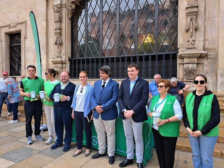 José Reyes, junto a Lourdes Roca, Llorenç Bauzá y voluntarios de AECC.