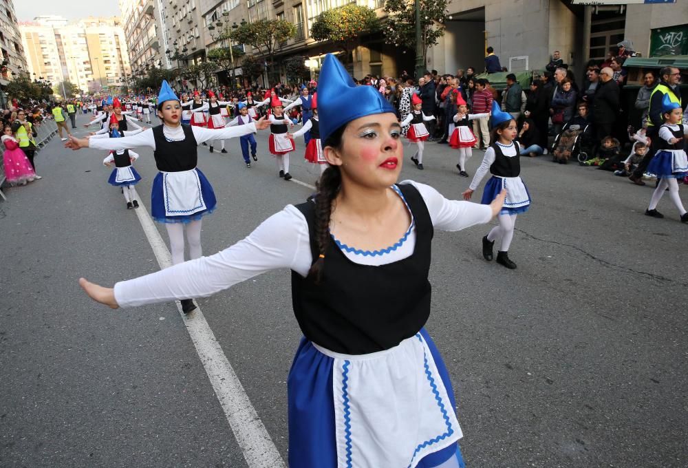 Miles de personas se congregan en el centro de la ciudad para seguir la marcha de las 28 agrupaciones que desfilaron entre Isaac Peral y la Porta do Sol.