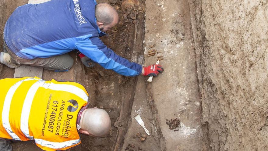 Un ojo de cristal permite identificar a uno de los represaliados del franquismo exhumado en Alicante