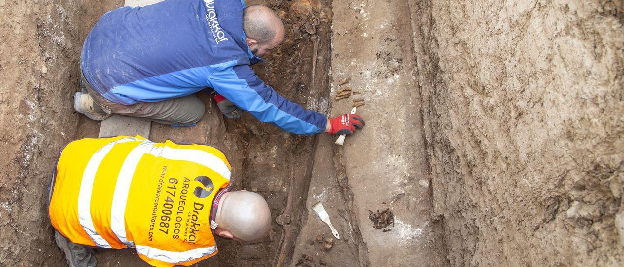 Las exhumaciones en el cementerio de Alicante localizan los primeros restos de víctimas de la represión franquista.