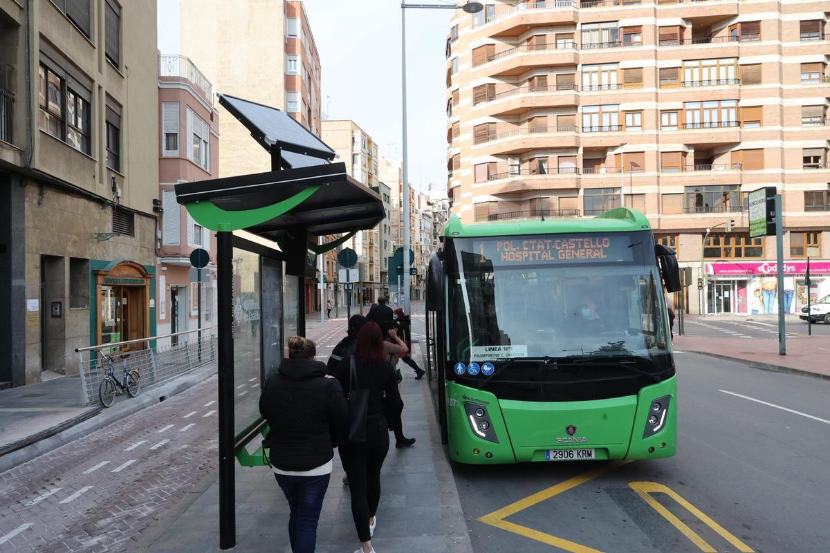 Autobús urbano en su parada de la plaza Borrull de Castelló.