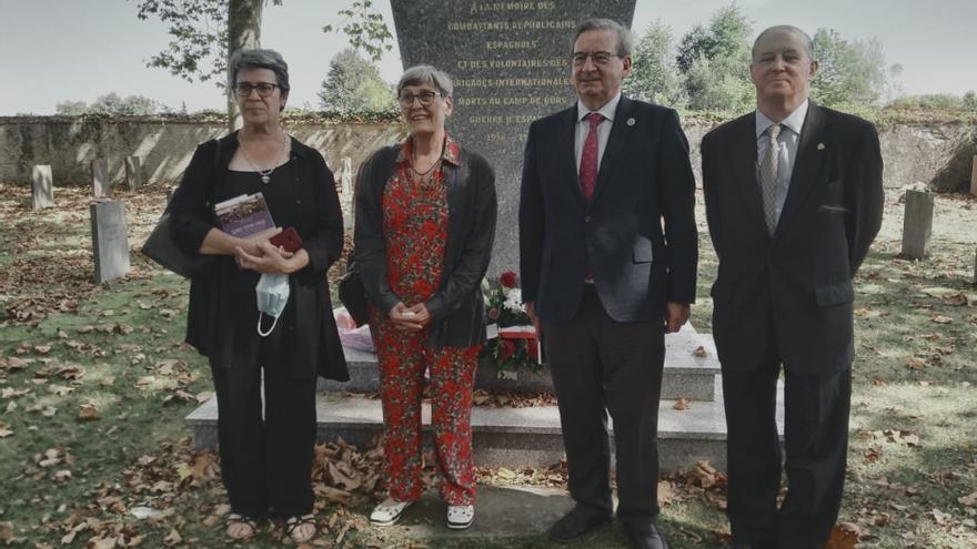 Marisancho Mejón, directora general de Patrimonio Cultural de Aragón y el secretario de Estado de Memoria Democrática, en Gurs