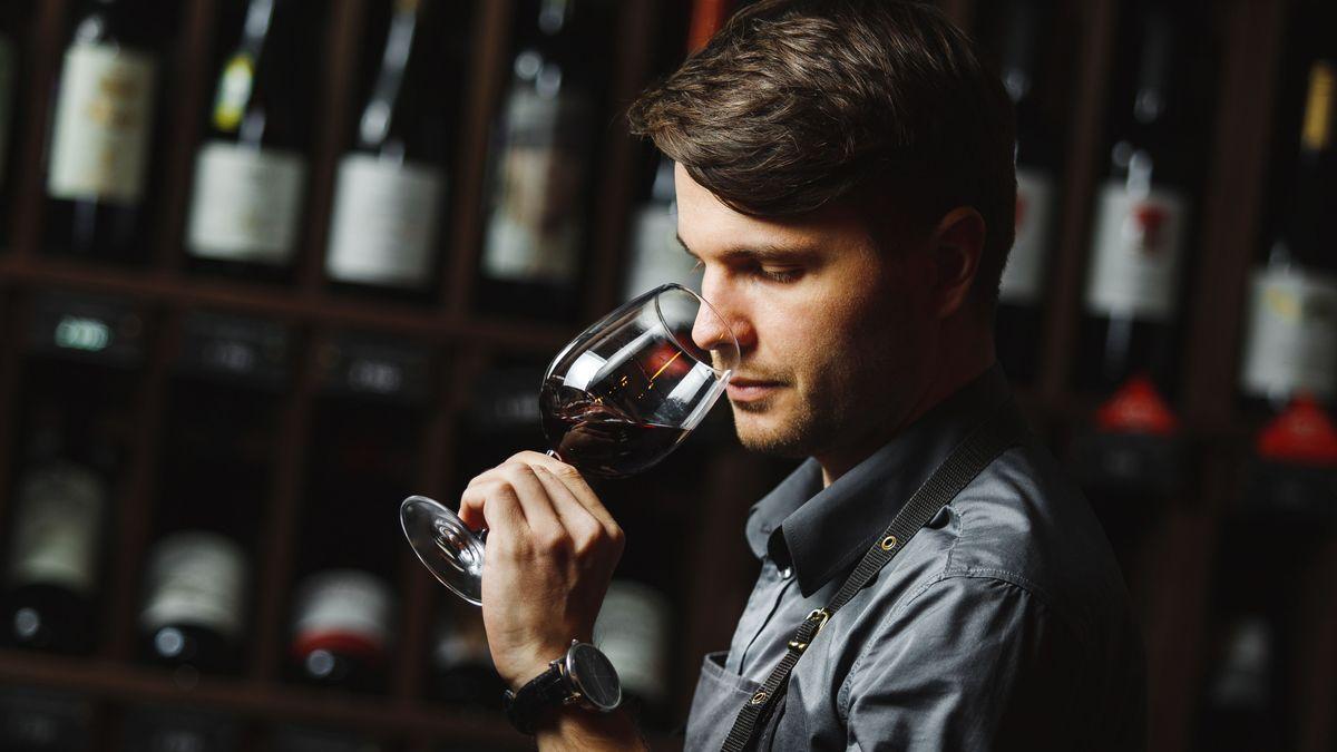 Un hombre cata una copa de vino.