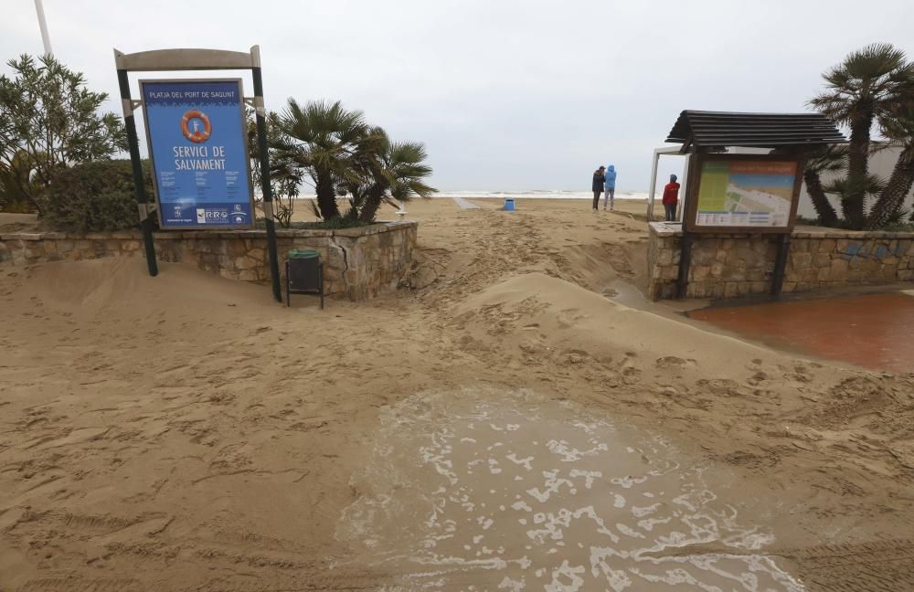 Estado del paseo marítimo del Port de Sagunt por el temporal