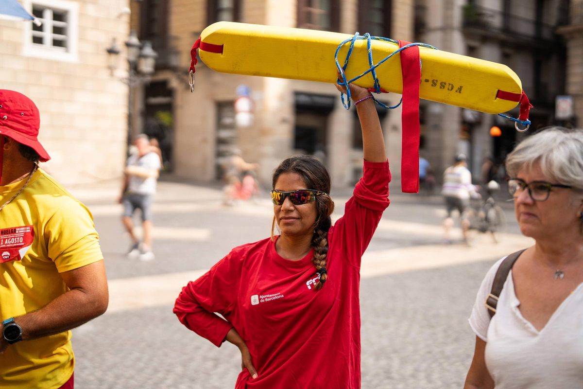 Los socorristas de Barcelona protestan contra la precariedad y la falta de personal
