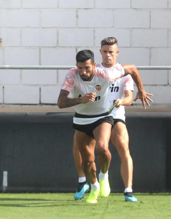 Anil Murthy, atento al entrenamiento del Valencia