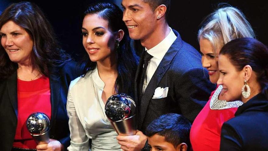 Cristiano posa con su madre, novia, hijo y hermanas. // Andy Rain