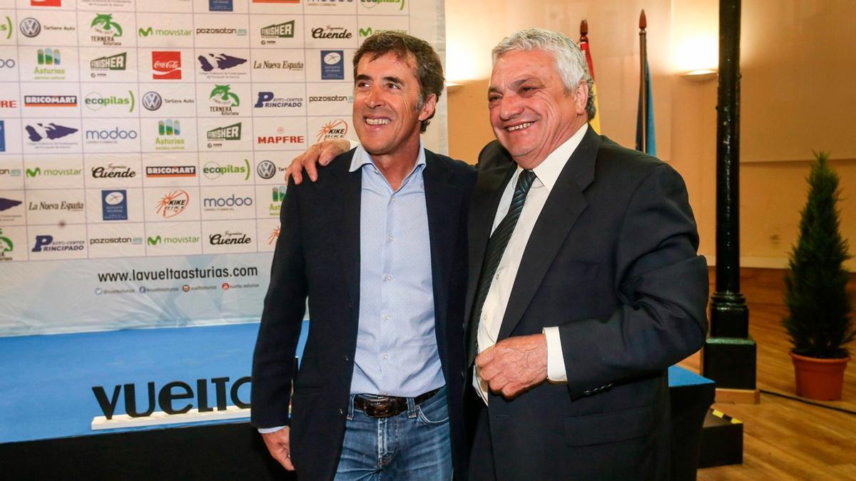 Manolo Rodríguez, a la derecha, junto a Perico Delgado en 2017. | Irma Collín