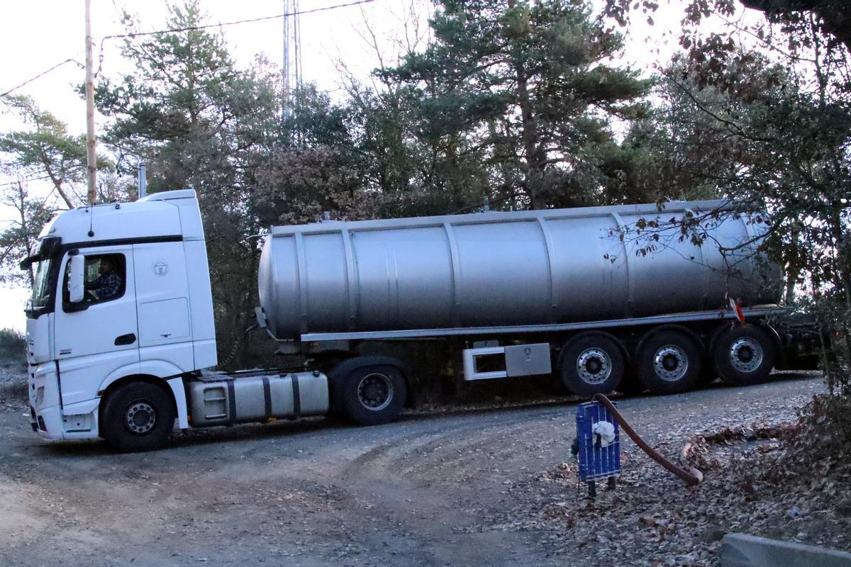 Camió cisterna que porta tres cops al dia 28.000 litres d'aigua al dipòsit de Castellcir