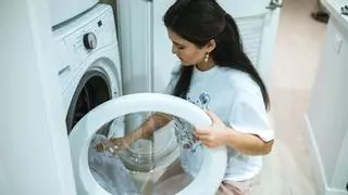 El truco casero para limpiar la goma de la lavadora fácilmente