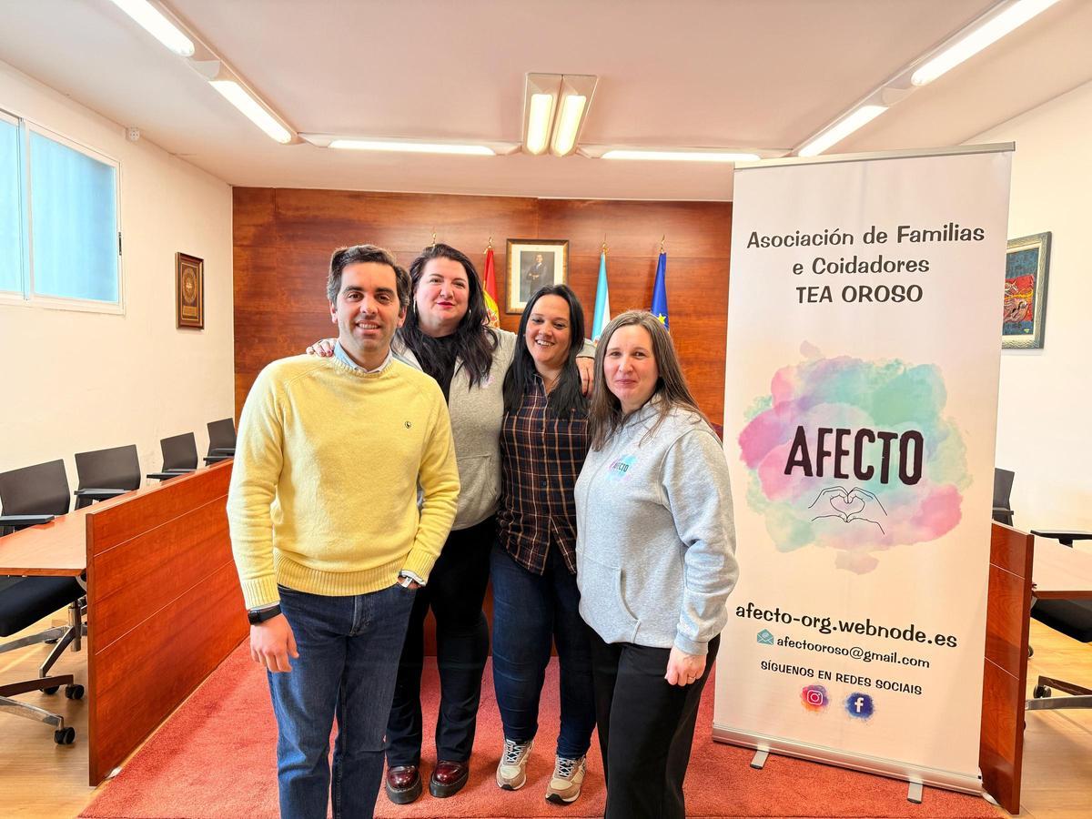 O alcalde orosán, Álex Doval, con integrantes da asociación Afecto.