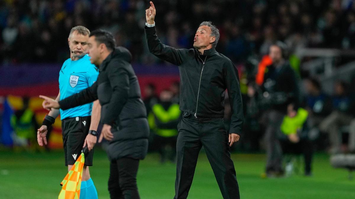 Luis Enrique y Xavi durante el Barça-PSG de Champions 2023/24