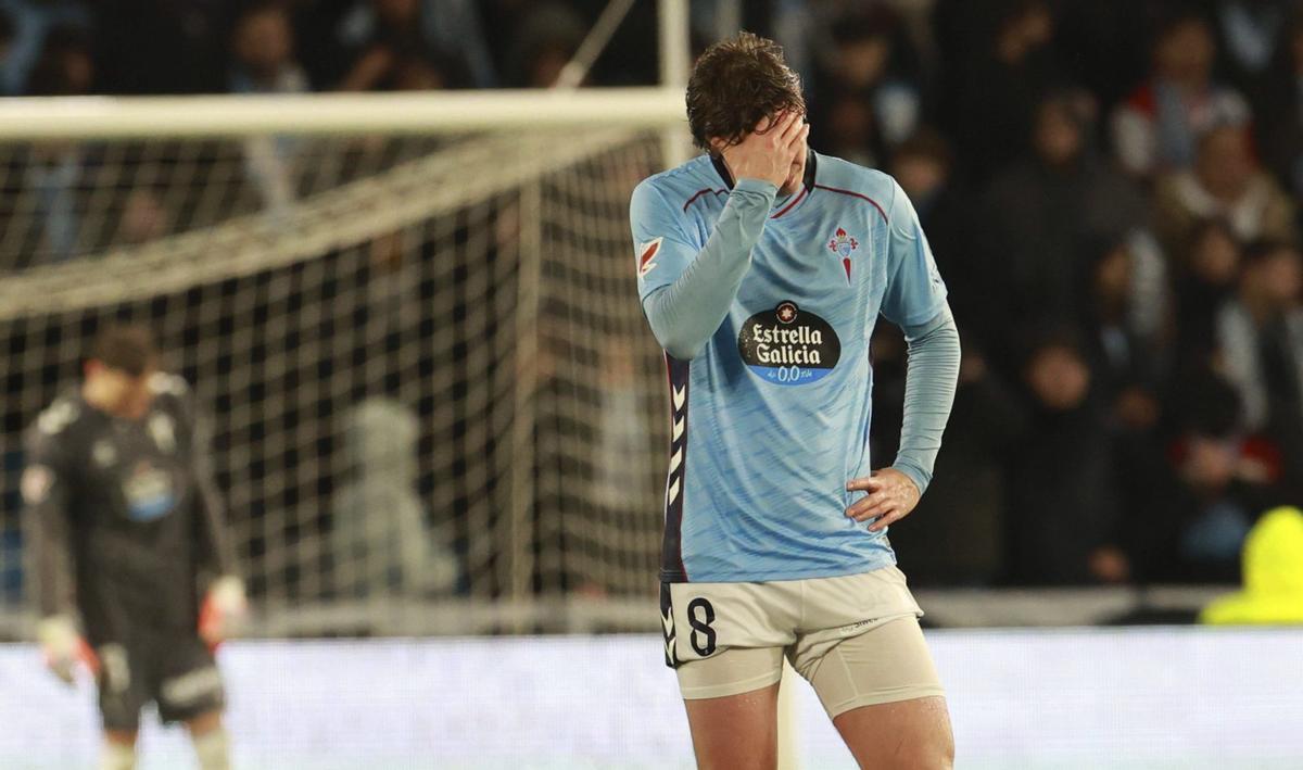 Fer López se echa las manos a la cabeza después del segundo gol de Osasuna. | JOSÉ LORES