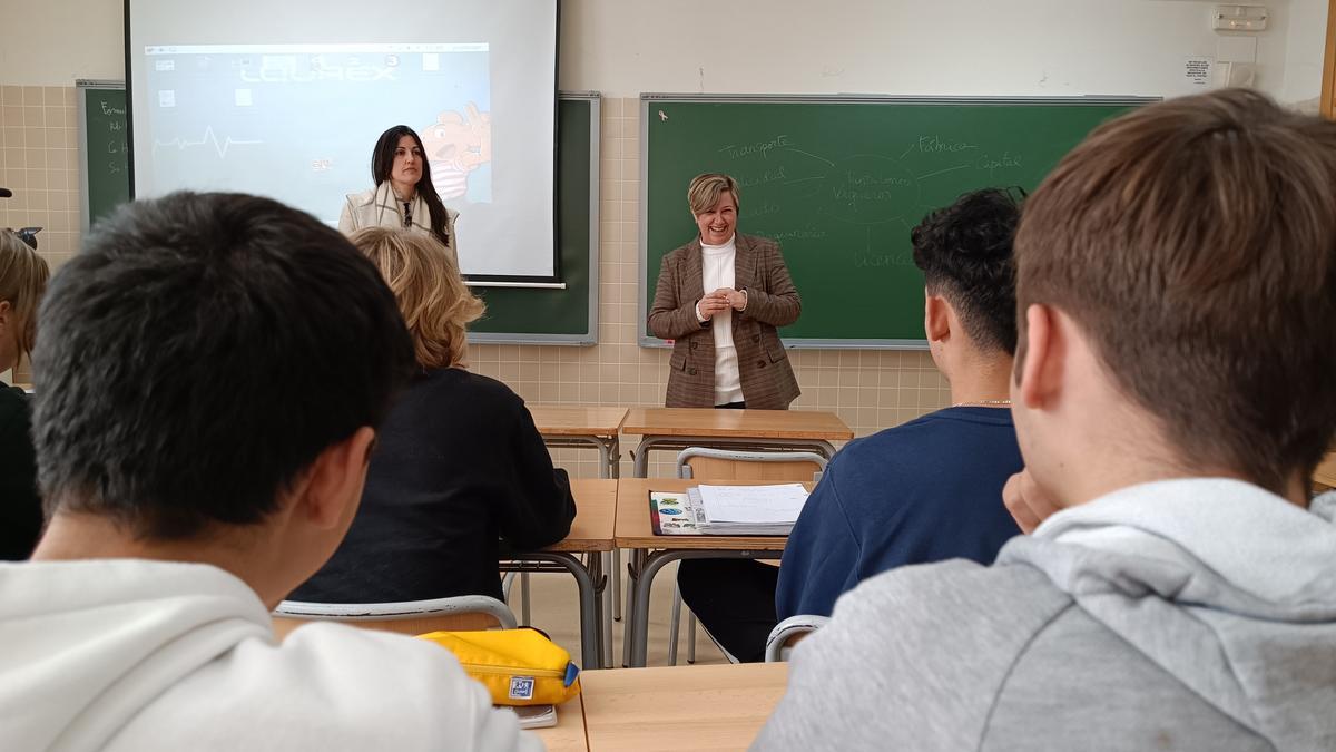 Raquel Tamarit en la presentación de los talleres con psicólogos