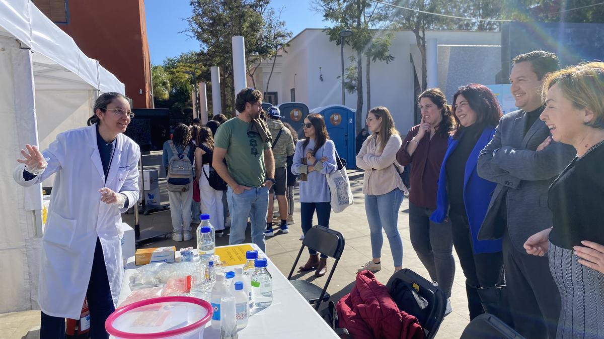 Autoridades, alumnos e investigadores en los estands del III Festival de la Ciencia de Arona.