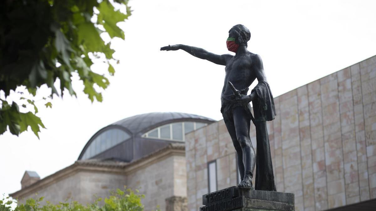 Zamora en fase 3 de desescalada: ¿Qué se puede hacer?. En la imagen, la estatua de Viriato con mascarilla en una campaña del Ayuntamiento.