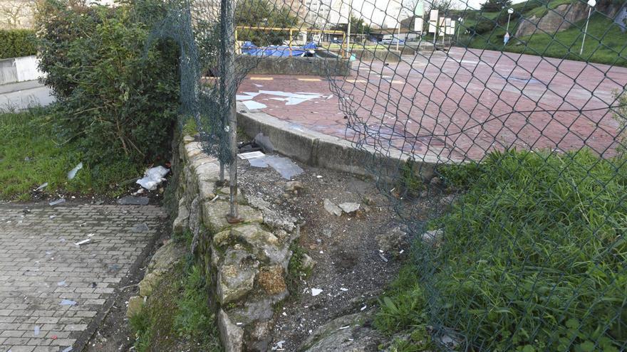 Rotura de parte de la valla del punto limpio de Visma. |  Carlos Pardellas