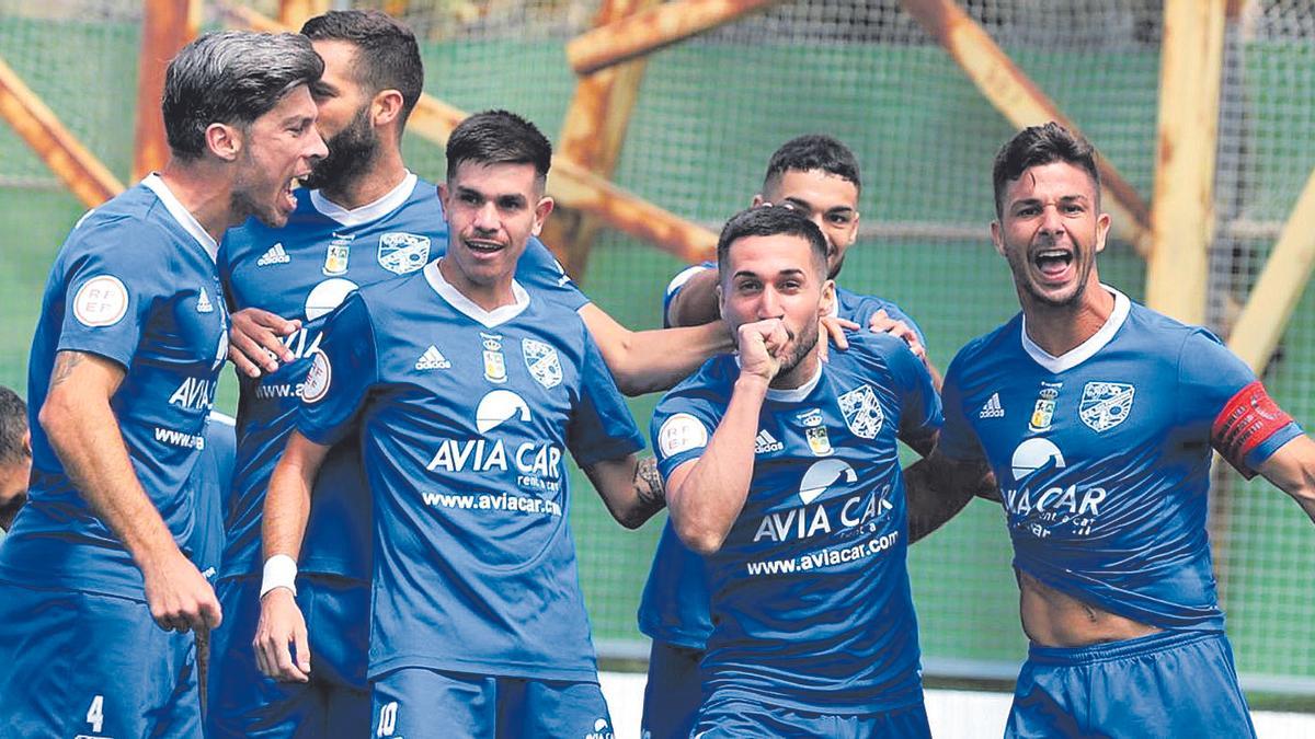 Los jugadores de la UD San Fernando celebran el tanto anotado por Héctor ‘Choco’ en la ida de la final, disputada el pasado domingo en Los Olivos.