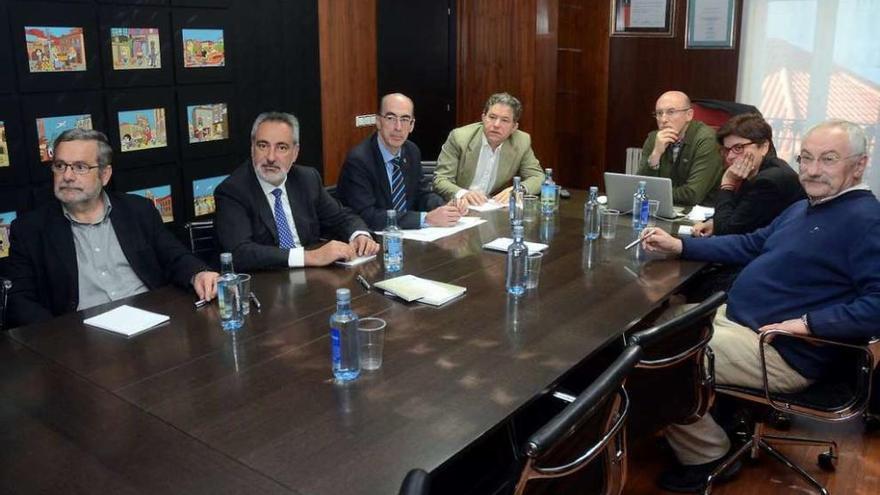 Almuiña y otros directivos sanitarios exponen el proyecto de Gran Montecelo al gobierno local. // R. V.