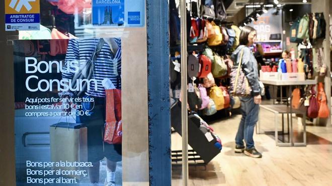 Los clientes mayores de los 'Bonus Consum' de Barcelona se topan con la brecha digital: "No pagamos con tarjeta o móvil"