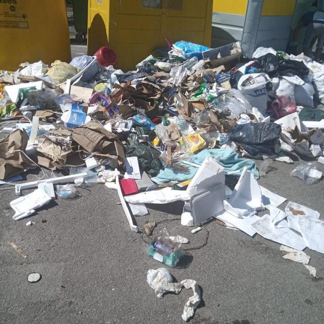 Montañas de basura en la isla de contenedores junto a la CV-520 en Alfarb.